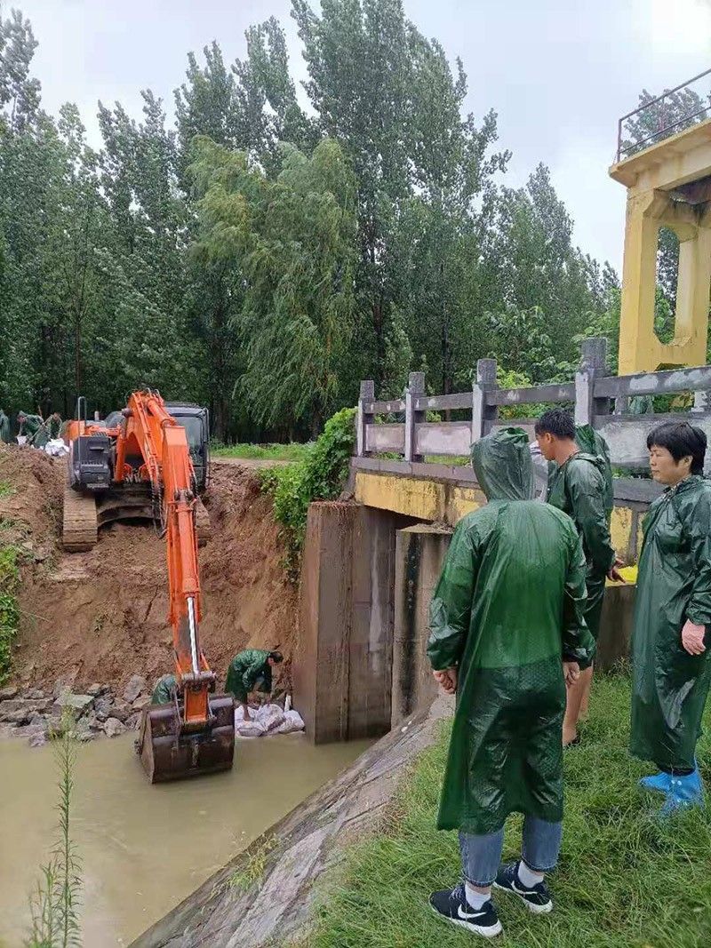 公司領導員工冒雨搶險救災