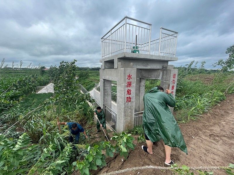 公司領導員工冒雨搶險救災