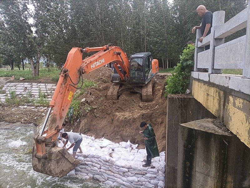 公司領導員工冒雨搶險救災