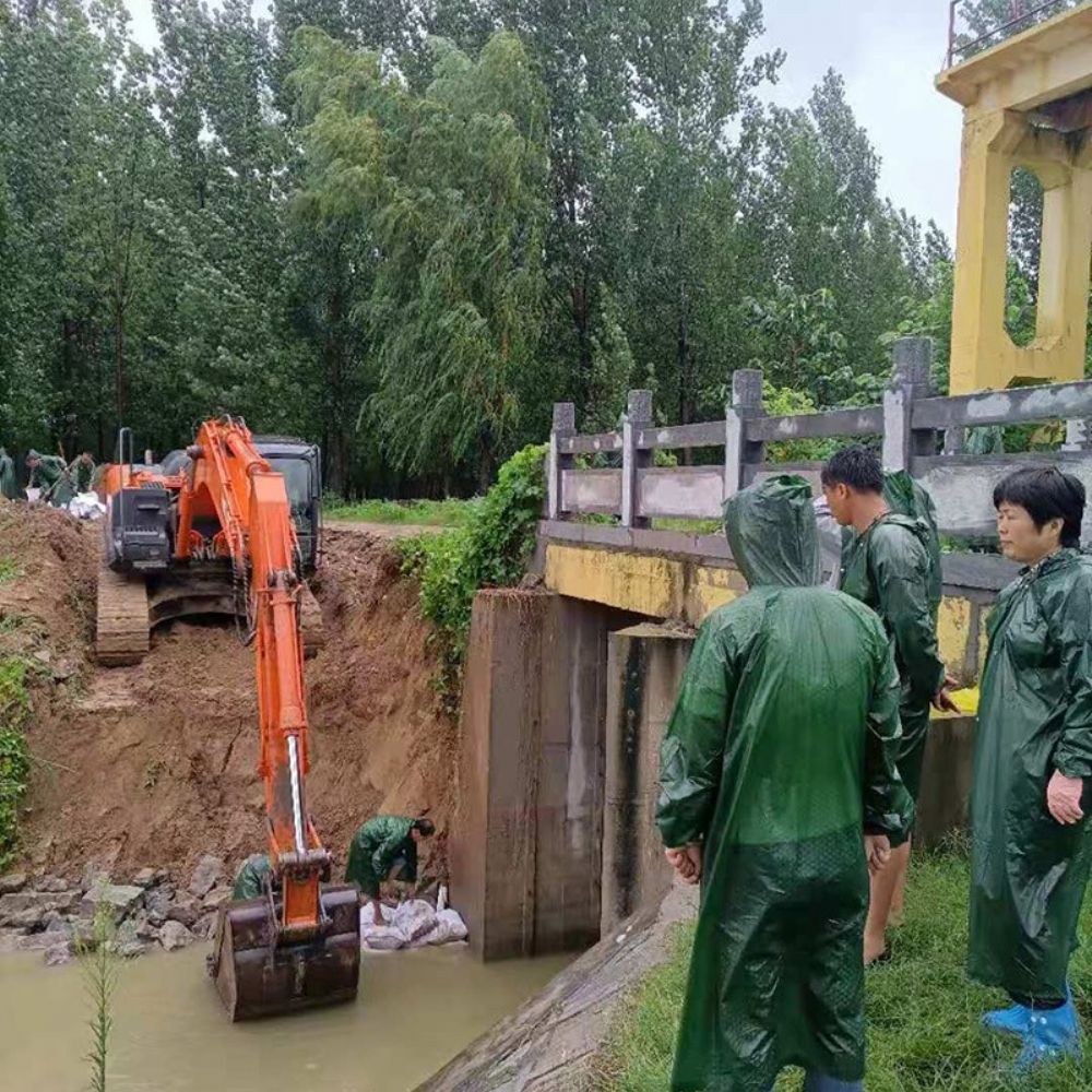 公司領導員工冒雨搶險救災