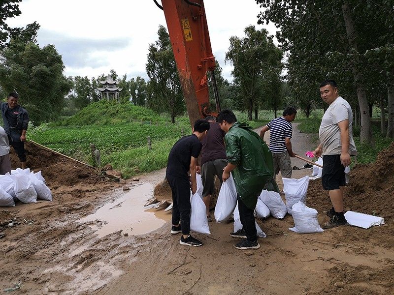 公司領導員工冒雨搶險救災