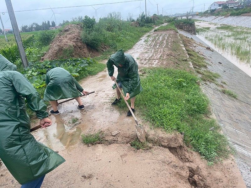 公司領導員工冒雨搶險救災